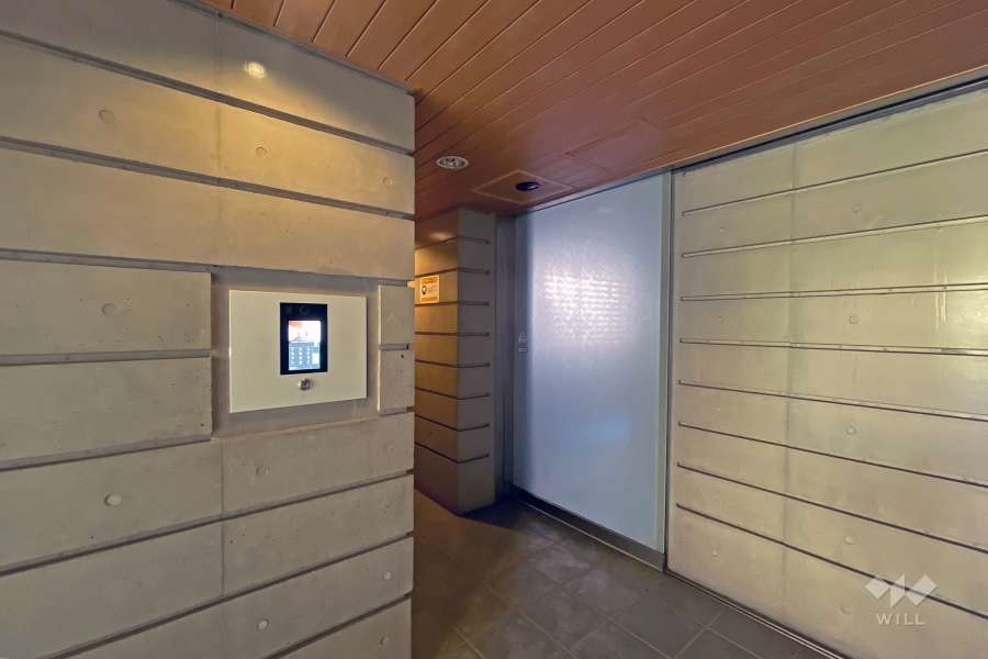 エントランスはオートロック付きです。