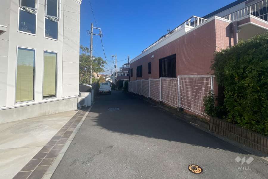 敷地北側の前面道路（西側から）