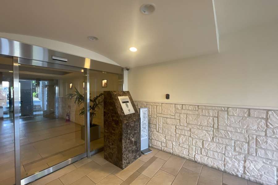 エントランスはオートロック付きです。