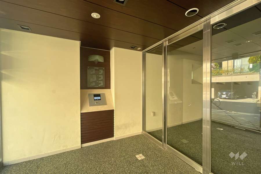 エントランスはオートロック付きです。