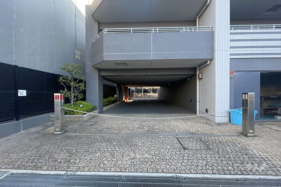 駐車場の出入り口（ロボットゲート付き）