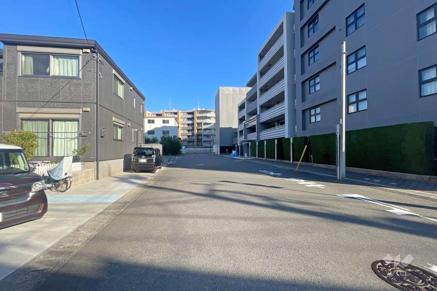 敷地西側の前面道路　