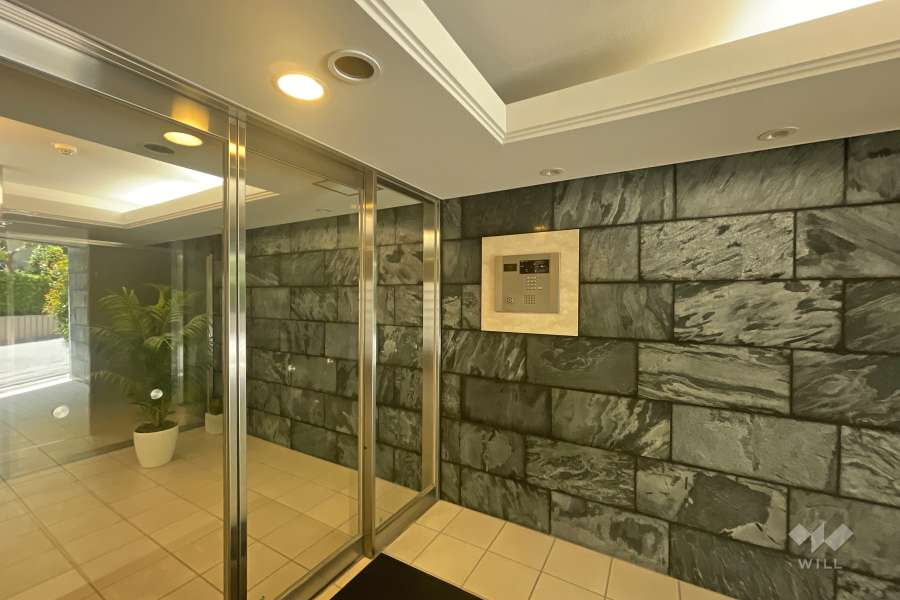 エントランスはオートロック付きです。