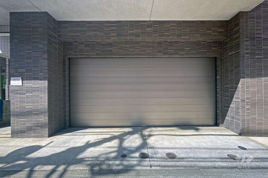 敷地内駐車場の出入り口（シャッター付き）