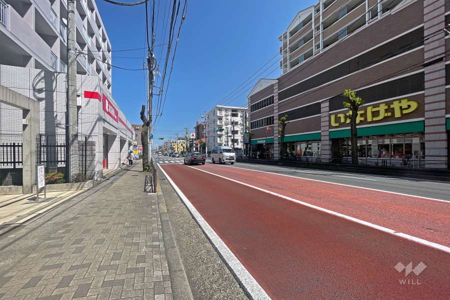 敷地南側の前面道路は尻手黒川道路です（西側から）
