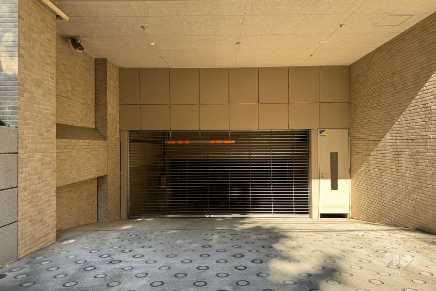 駐車場の出入り口（リングシャッター付き）