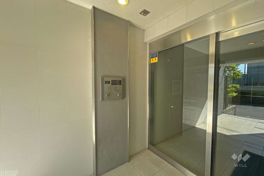 エントランスはオートロック付きです。