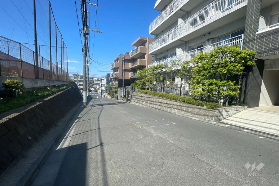 敷地西側前面道路（南側から）の向かいは『宮前平中学校』です。