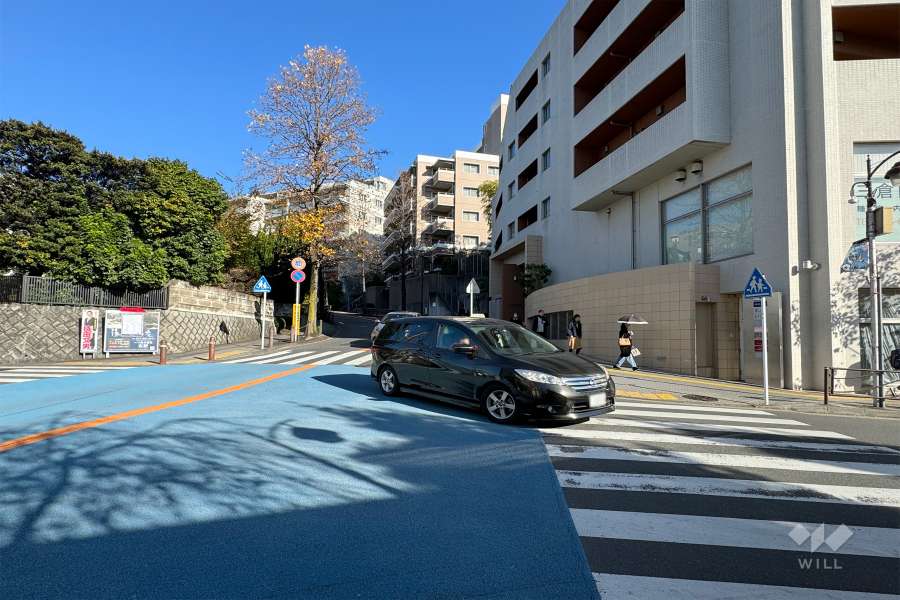 敷地西側の前面道路