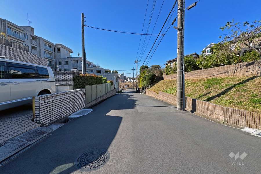 敷地の北側前面道路（東側から）