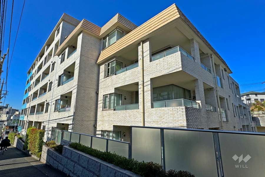 ロイヤルシーズン宮前平の外観（南東側から）