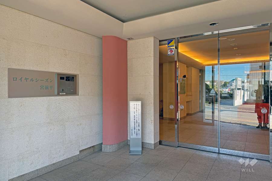 エントランスはオートロック付です。