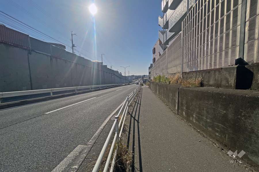 敷地の北側前面道路は国道246号線です（東側から）。