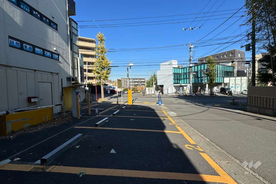 敷地の東側前面道路（南側から）