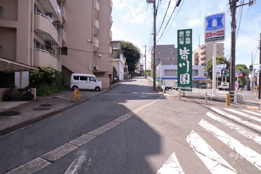 敷地南西側の前面道路(北西側から)