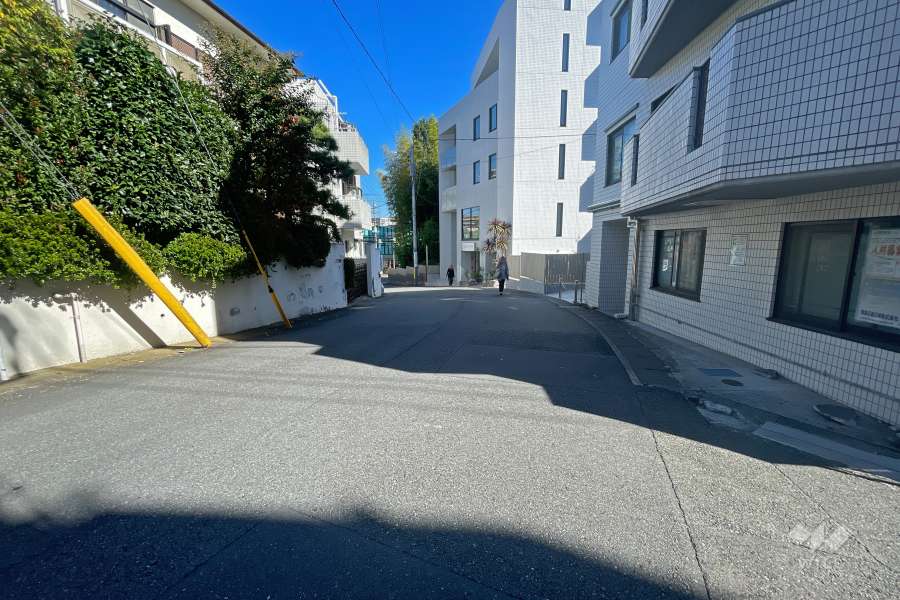 敷地北西側の前面道路（南西側から）