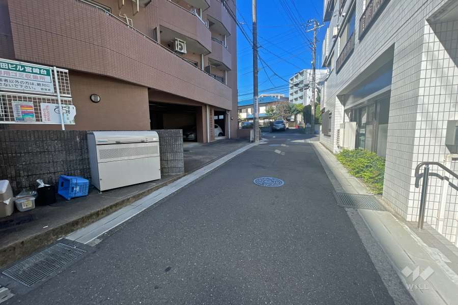 敷地南西側の前面道路（南東側から）