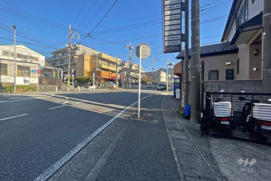 敷地北西側の前面道路（南西側から）