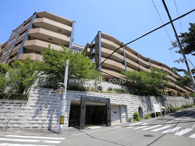 上甲東園クラシコA棟の外観（南東側から）右がイーストウイング。左がウエストウイング。