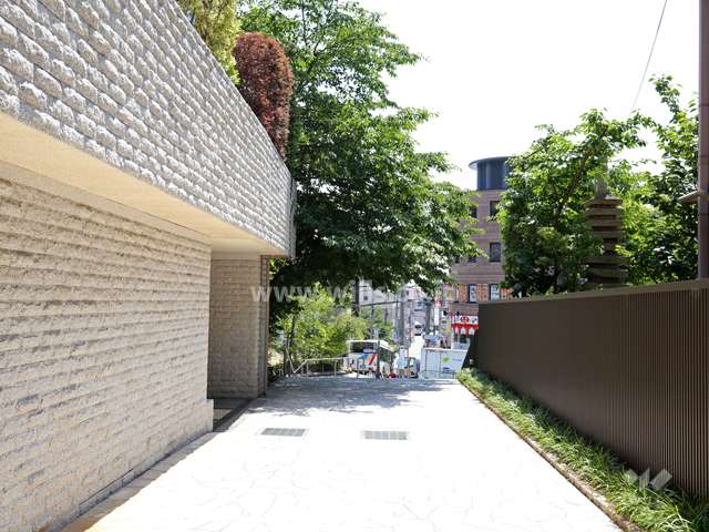 敷地は前面道路より一段高くなっています。