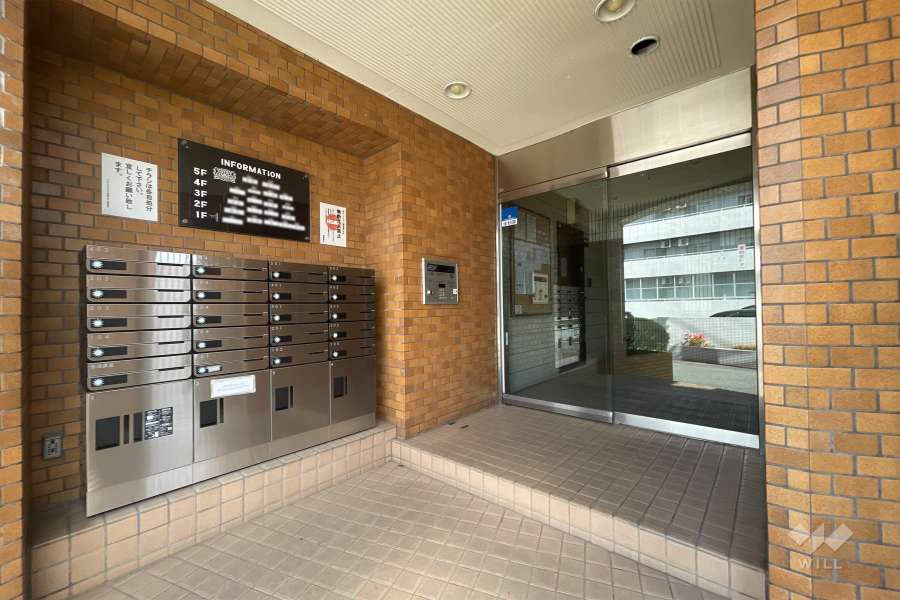 エントランスはオートロック付きです。