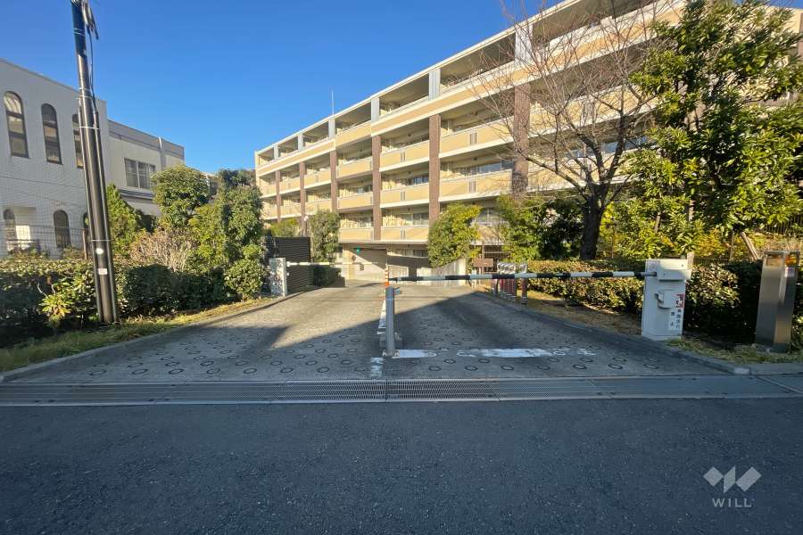 敷地南東側の駐車場出入り口（ゲート付き）