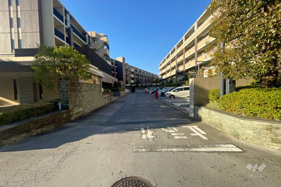 敷地東側の駐車場出入り口