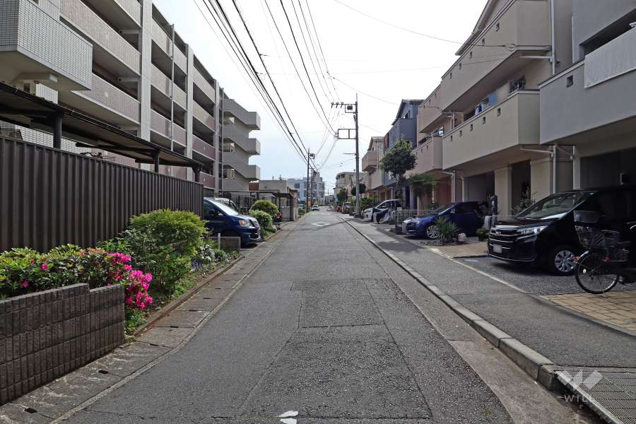 敷地北西側の前面道路（南西側から）