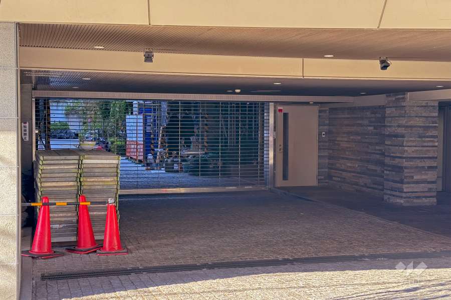 駐車場の出入り口（リングシャッター付き）