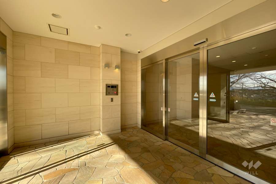 エントランスはオートロック付きです。（南西側）