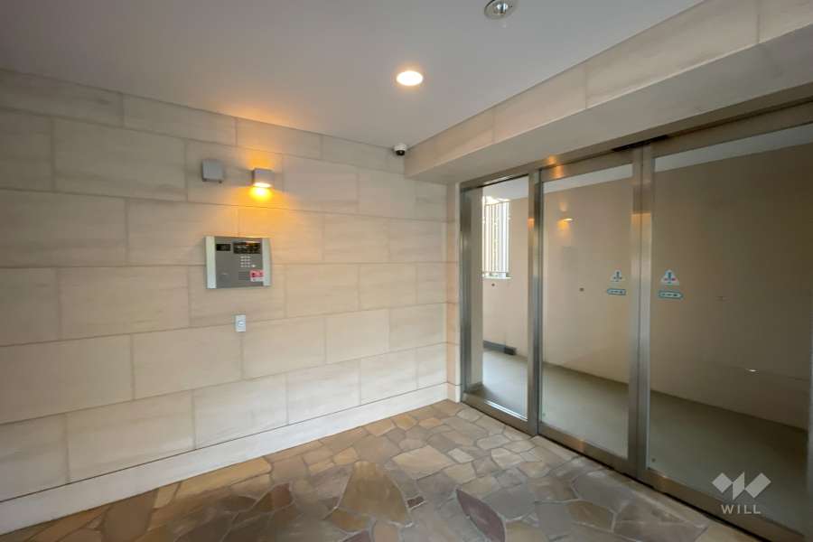 エントランスはオートロック付きです。（北東側）