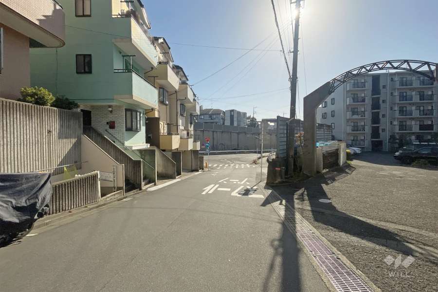 敷地北東側の前面道路