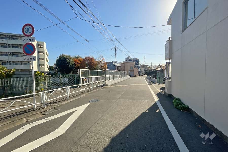 敷地北東側の前面道路