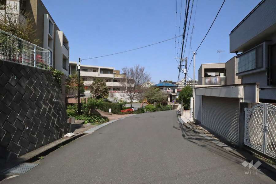 敷地北東側の前面道路（南東側から）