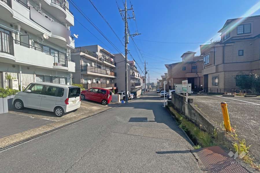 敷地南側の前面道路（西側から）