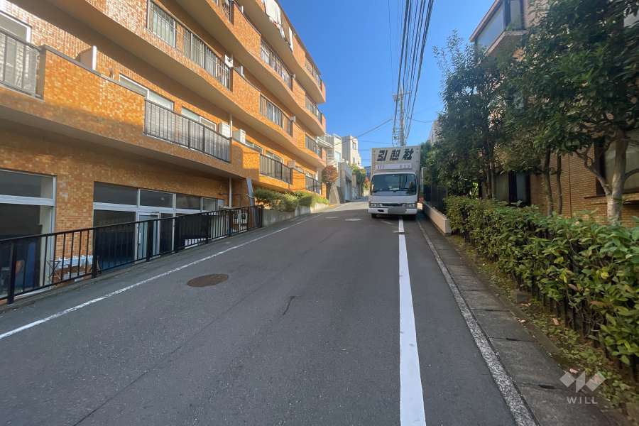 敷地南側の前面道路（東側から）