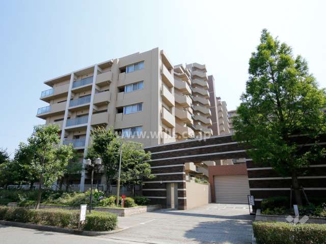 グリーンラグーナ甲子園 Ｄ棟の外観（北側から）