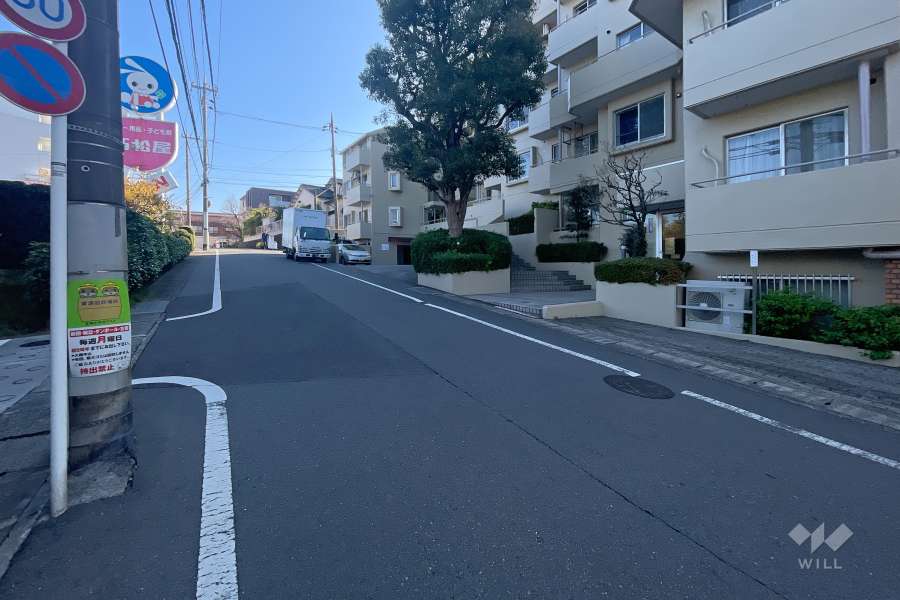 敷地北側の前面道路