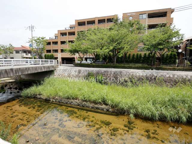 敷地西側を宮川が流れています。