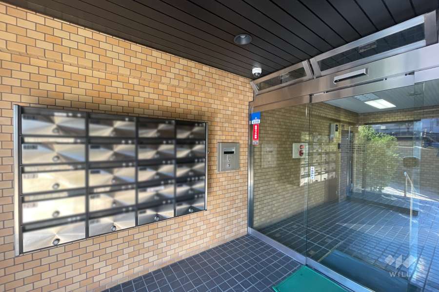 エントランスはオートロック付きです。