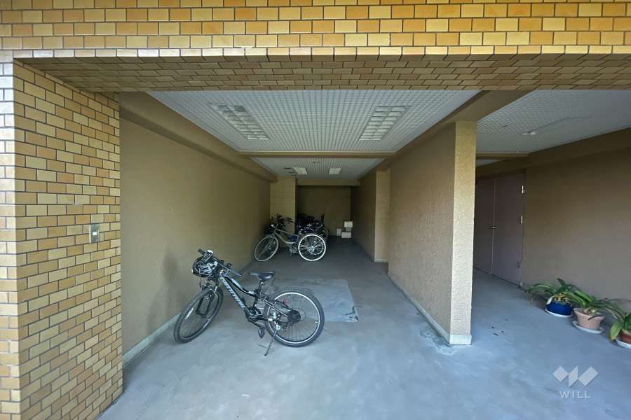 屋内に設けられた駐輪場