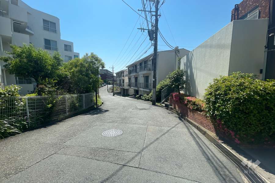 敷地北東側の前面道路（北西側から）