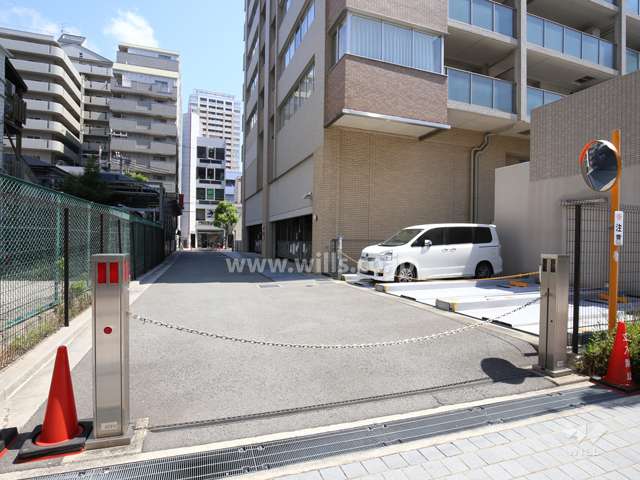 駐車場の出入り口にはロボットゲートが設置されています。