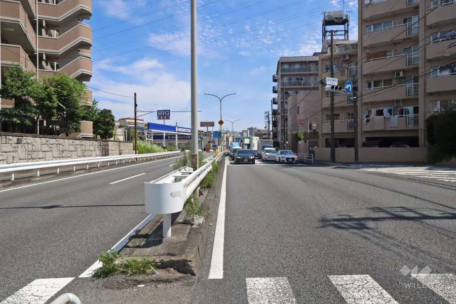 敷地北西側の前面道路は国道246号です(南西側から)。