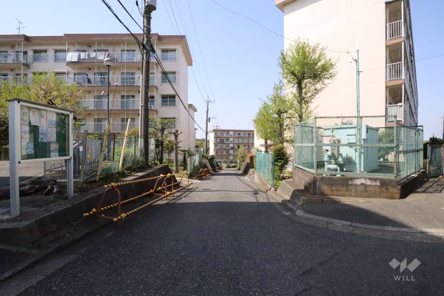 3号棟の敷地東側前面道路(側から)