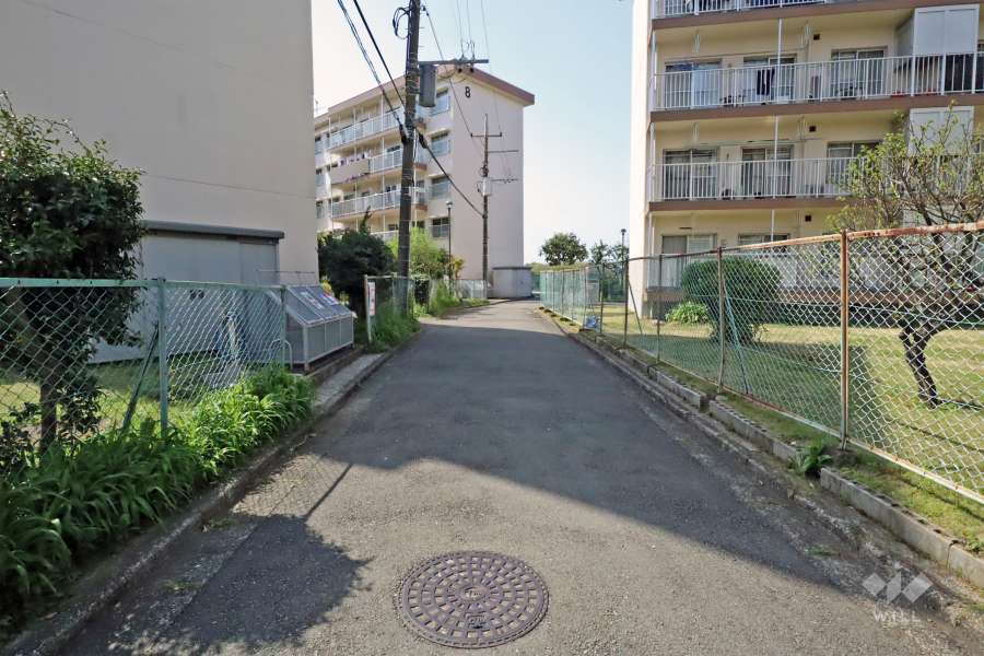 7号棟の敷地北東側前面道路(南東側から)