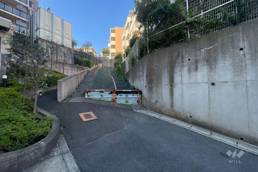 敷地北東側の前面道路（北西側から）