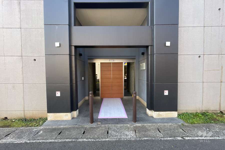 エントランスはオートロック式です。