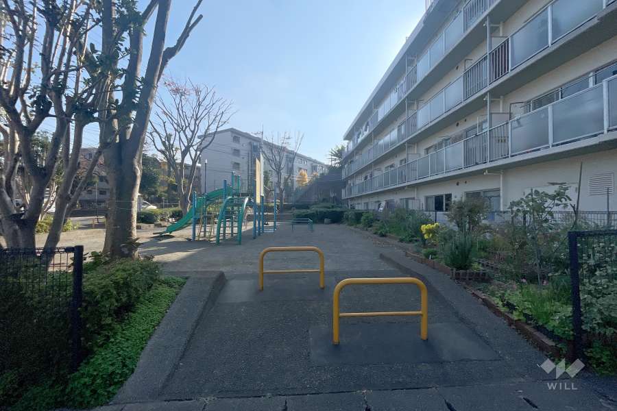 敷地に隣接する平八幡公園