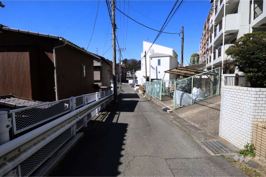 敷地南東側の前面道路(北東側から)